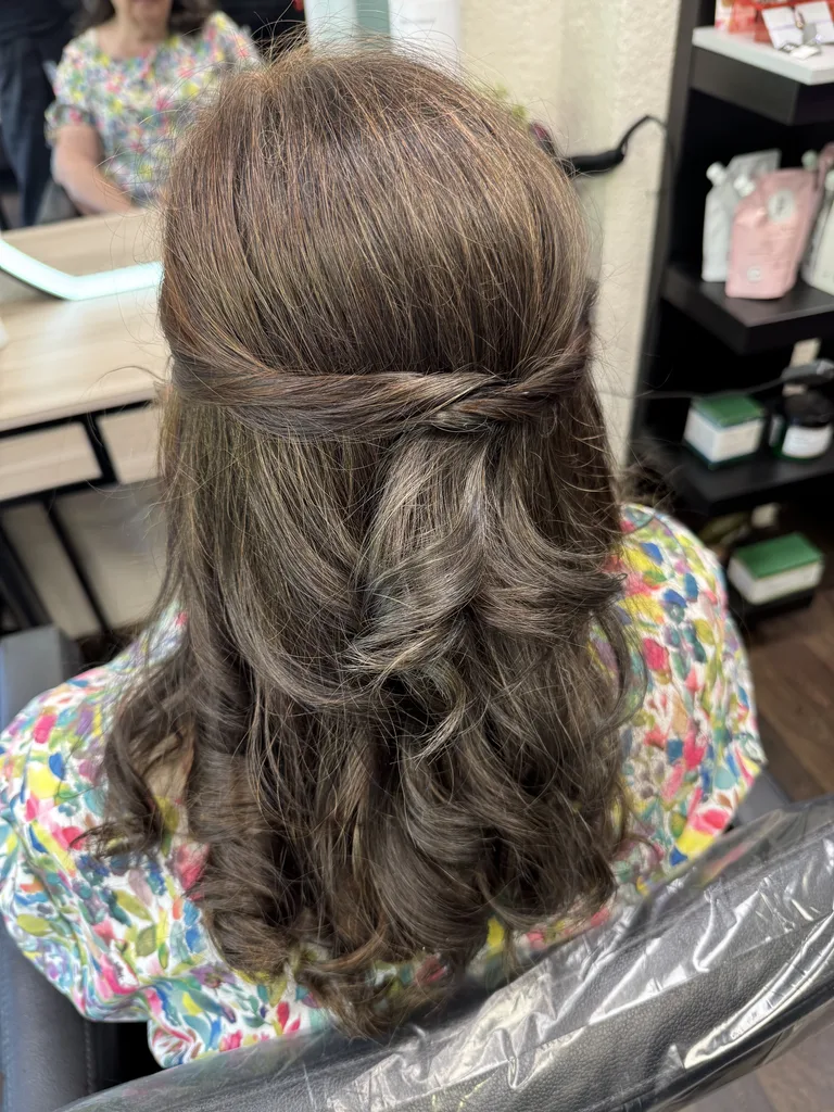 Semirecogido con ondas realizado en el salón