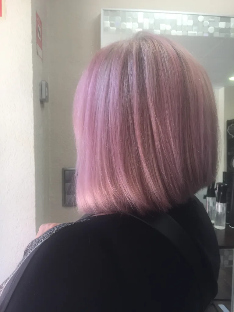 Corte bob liso en color rosa pastel