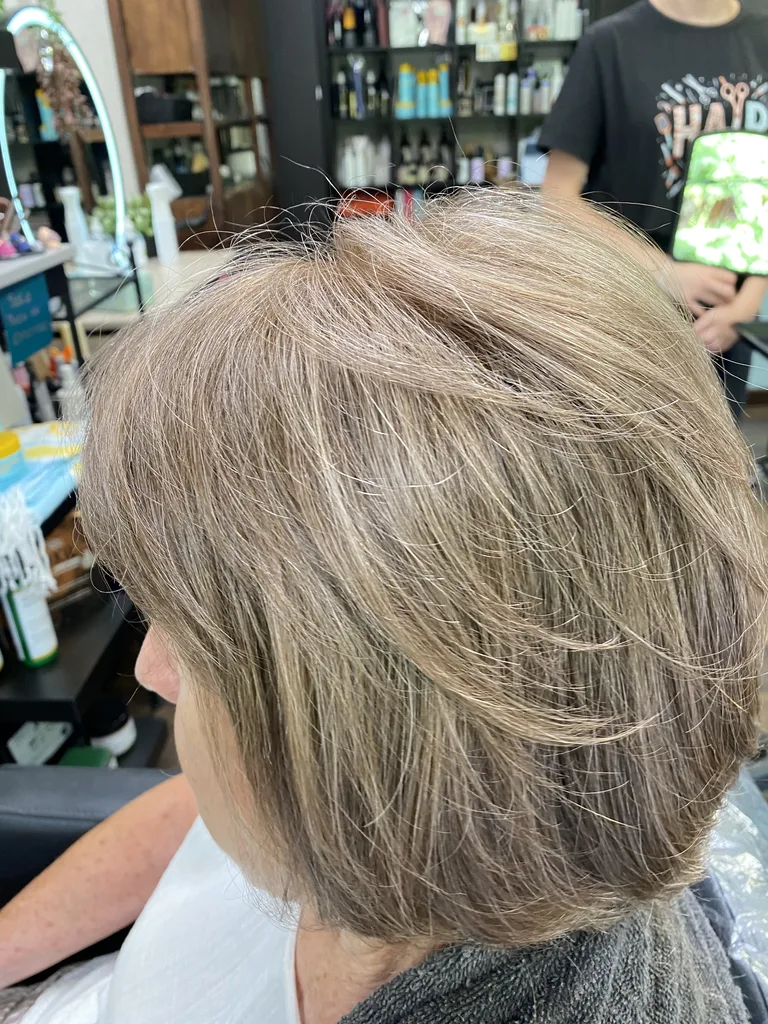 Bob corto en capas con mechas rubias y grises