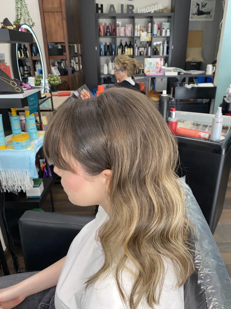 Melena con flequillo y balayage rubio