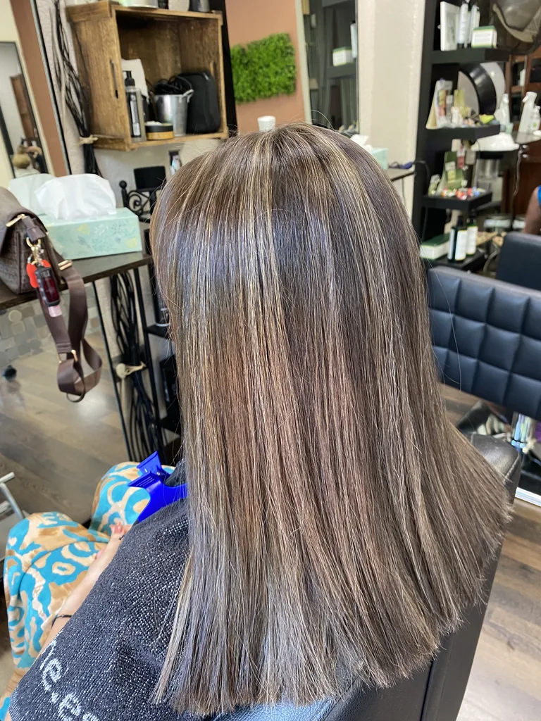 Melena lisa con balayage sobre los hombros