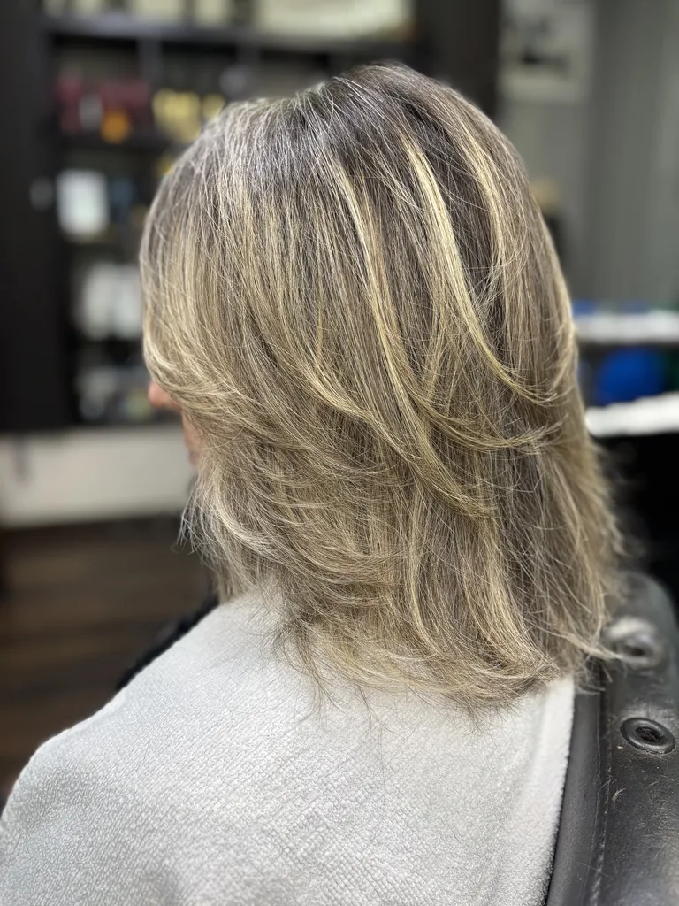 Melena media en capas con mechas