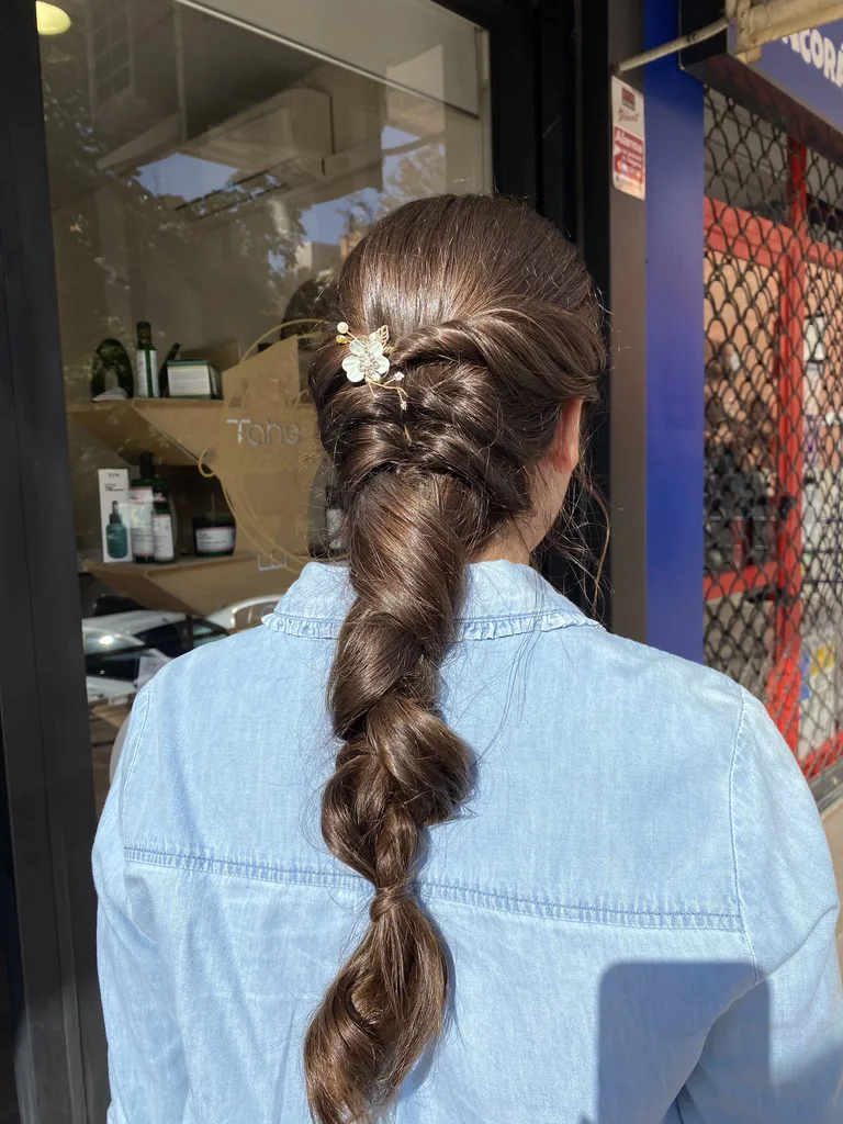 Trenza de diadema recogida con horquilla dorada