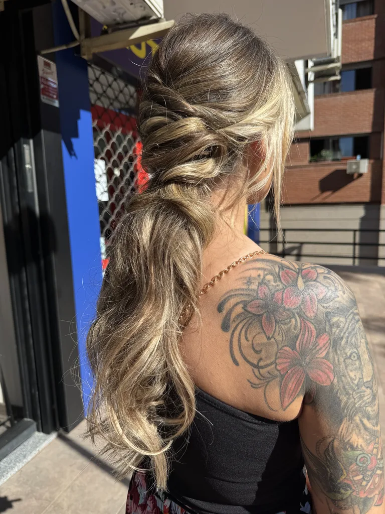 Semirecogido con mechas balayage y coleta baja